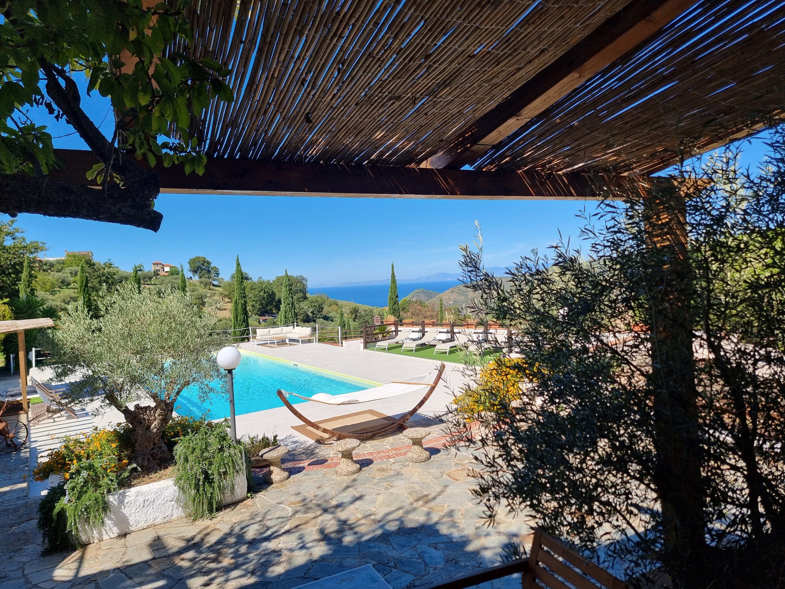 Villa con ampio patio esterno panoramico a Castellabate